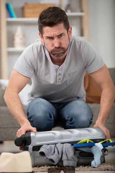 Dühös Férfi Megpróbál Csomagolni Bőrönd — Stock Fotó