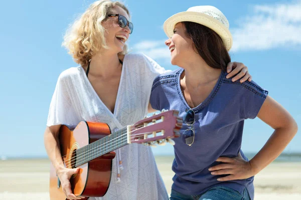 Mädchen Haben Spaß Beim Gitarrespielen Strand — Stockfoto