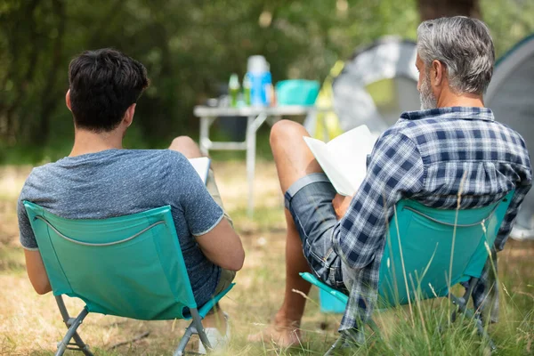 Bakifrån Två Män Läser Böcker Camping Semester — Stockfoto