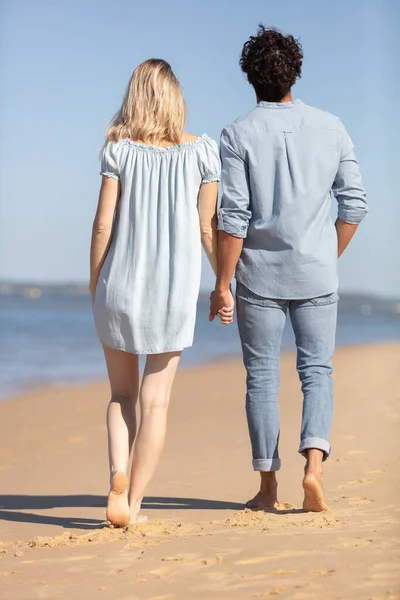 ロマンチックな旅行の新婚旅行の休暇の夏に歩いてビーチカップル — ストック写真