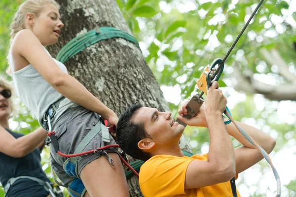 Novio Preparando Cuerda Para Novia Parque Aventuras —  Fotos de Stock