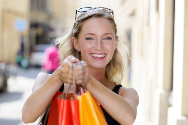 Alışveriş Çantalı Bir Kadın — Stok fotoğraf