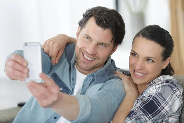 Casal Tomando Selfies Com Computador Tablet Casa — Fotografia de Stock