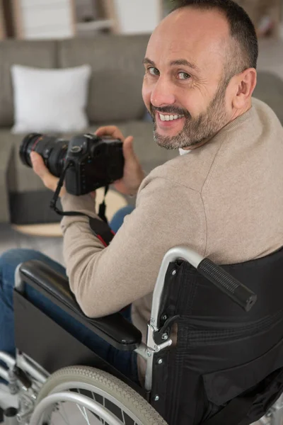 Porträtt Leende Man Med Hjälp Mirrorless Kamera — Stockfoto