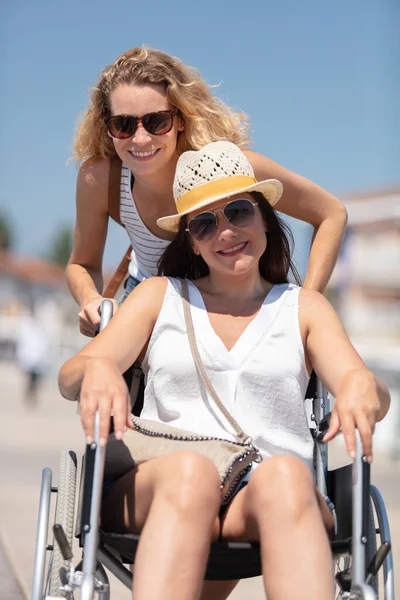 Ungültig Mädchen Rollstuhl Mit Freund Freien — Stockfoto