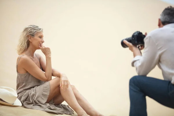 Sorridente Donna Matura Posa Dune Durante Riprese Fotografiche — Foto Stock