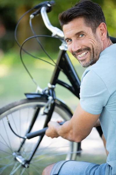 Homem Sorridente Inflando Pneu Bicicleta — Fotografia de Stock