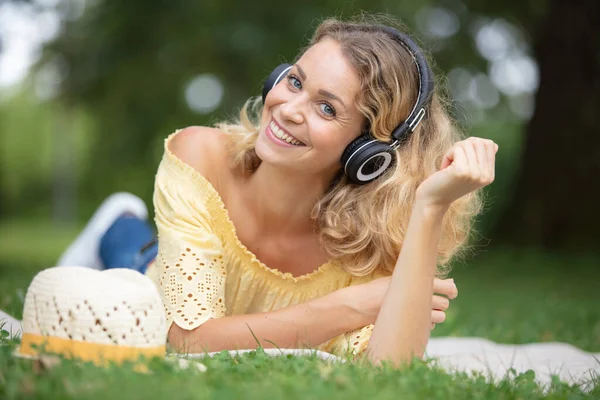 用耳机听音乐的年轻妇女 — 图库照片