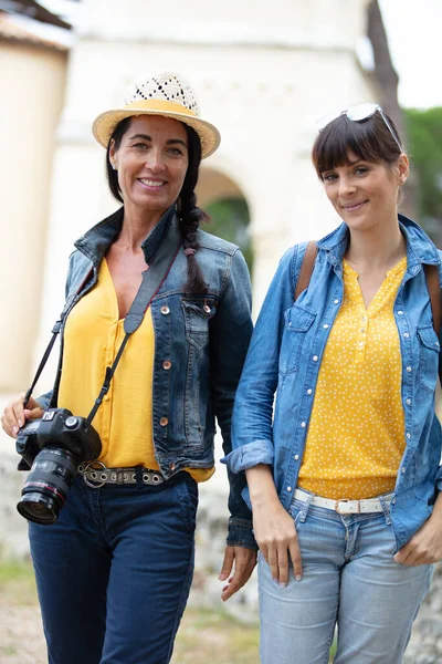Dos Mujeres Viajan Juntas —  Fotos de Stock