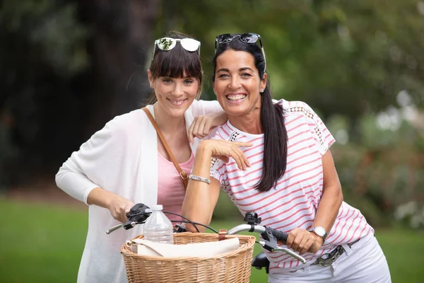 Δύο Φίλοι Ποδήλατα Εξωτερικούς Χώρους Χαμογελώντας — Φωτογραφία Αρχείου