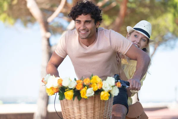 Young Happy Couple Riding Bicycle Park — Stock Photo, Image