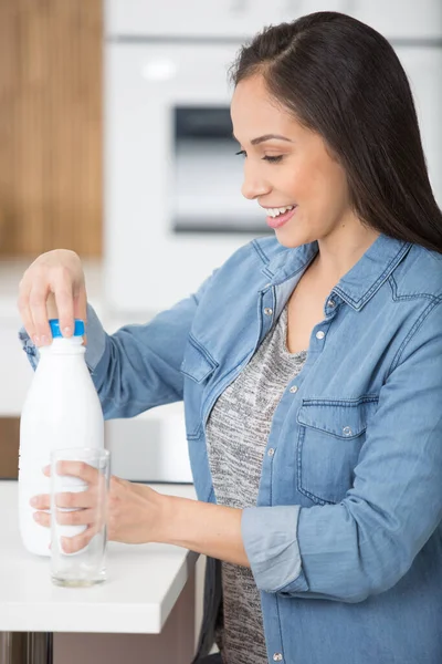 Жінка Розкручує Кришку Пластикової Пляшки Молока — стокове фото