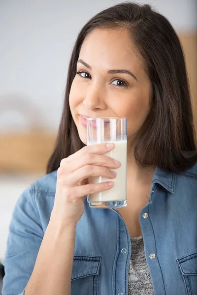 幸せと笑顔の美しい女性がグラスミルクを楽しんで — ストック写真
