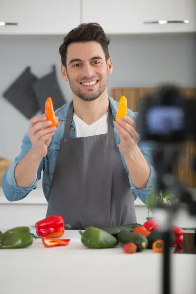 Junger Mann Kocht Hause — Stockfoto