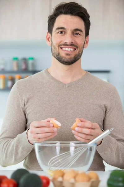 Muž Šlehání Vejce Misce Vaření Omeleta Zeleninou — Stock fotografie
