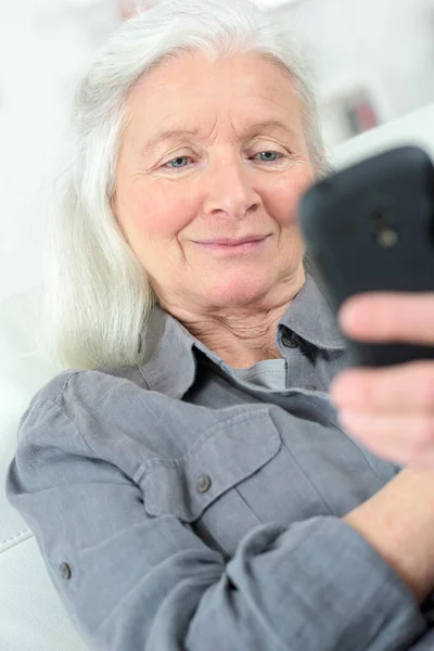 Χαρούμενη Ηλικιωμένη Κυρία Που Χρησιμοποιεί Τηλέφωνό Της — Φωτογραφία Αρχείου