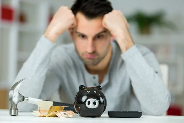Homem Deprimido Quantidade Dinheiro Seu Mealheiro — Fotografia de Stock
