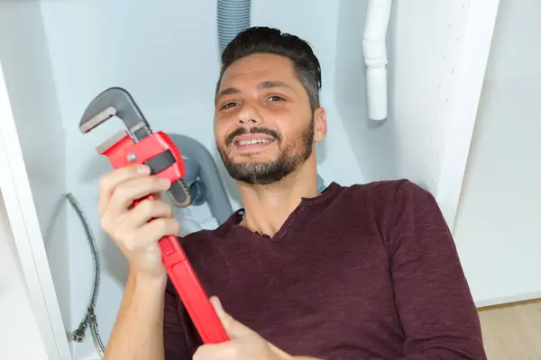 Klempner Repariert Spülrohr Badezimmer — Stockfoto