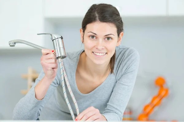 Portrait Woman Fitting New Kitchen Tap — Stock Photo, Image