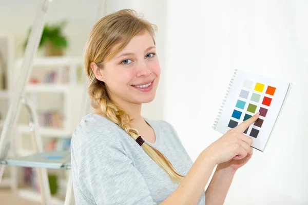 Mujer Seleccionando Color Pintura Interior Del Hogar Catálogo Muestras — Foto de Stock