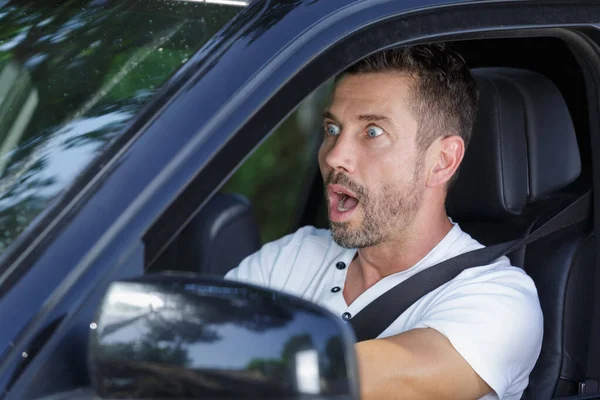Egy Megdöbbent Férfi Sofőr Autójában — Stock Fotó