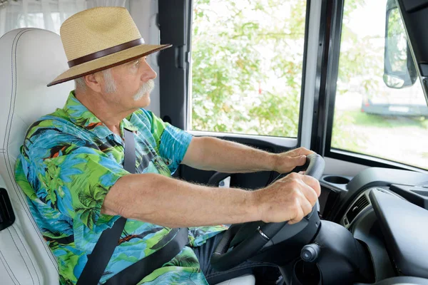 Senior Man Toerist Gaat Avontuur Reizen Met Bus — Stockfoto