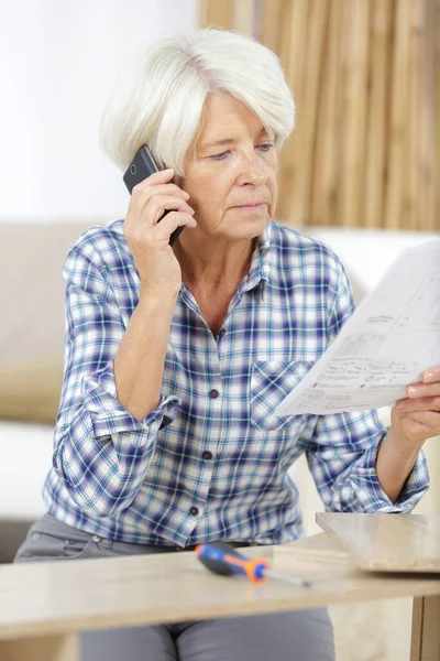 Boos Senior Vrouw Met Telefoon — Stockfoto