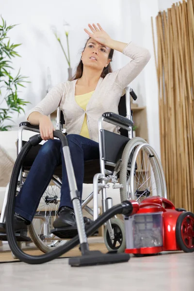坐轮椅的疲倦或苦恼的妇女 — 图库照片