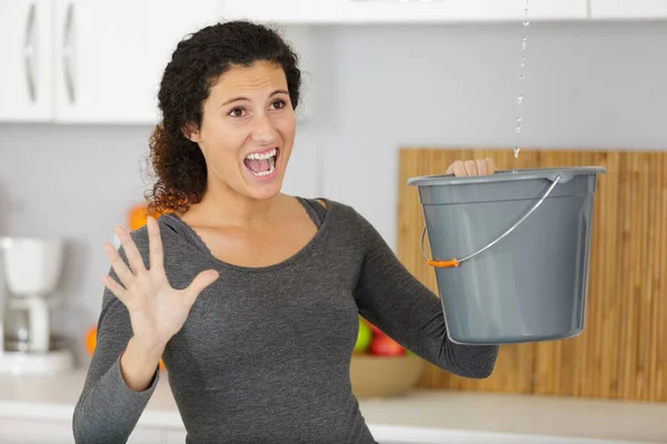 Bezorgde Vrouw Verzamelen Van Water Druppels Lekken — Stockfoto