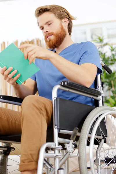Homem Cadeira Rodas Livro Leitura Casa — Fotografia de Stock