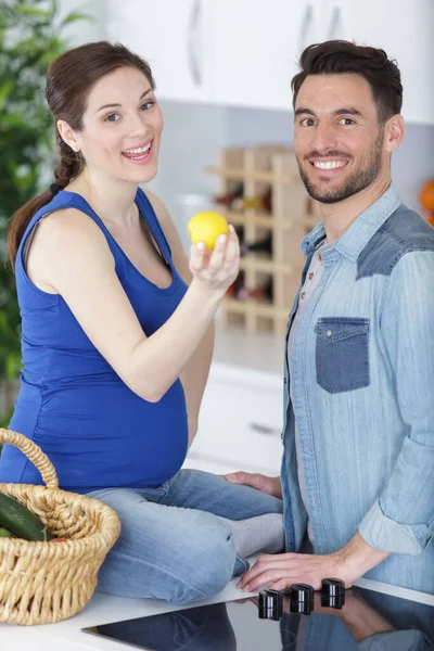 Joven Embarazada Pareja Cocinar Alimentos Fruta Jugo Limón Cocina —  Fotos de Stock