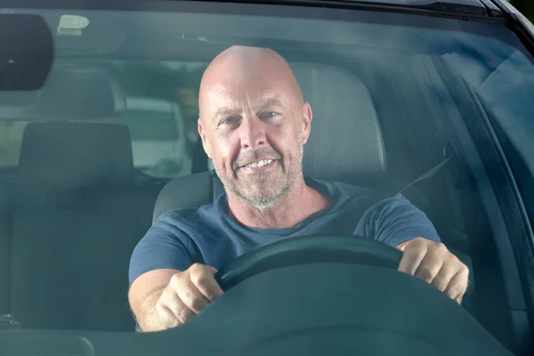 Glücklicher Reifer Mann Winkt Aus Dem Autofenster — Stockfoto
