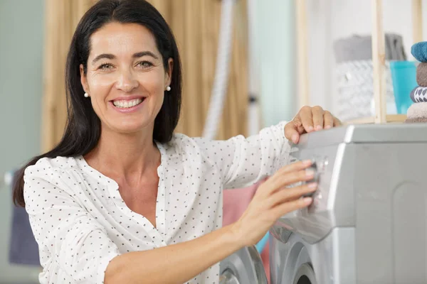 Femme Souriante Qui Assoit Près Machine Laver — Photo