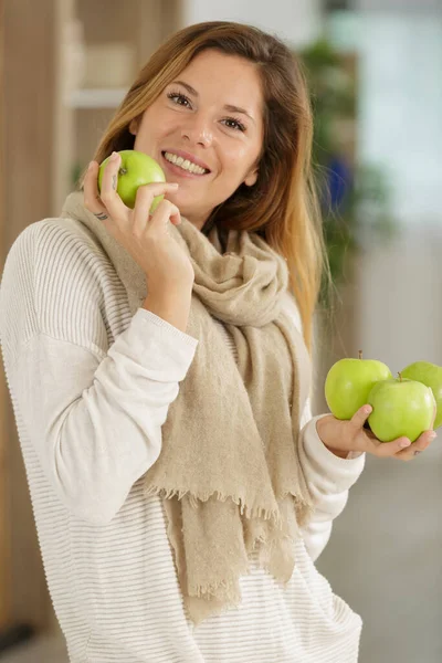 Portrét Krásné Dámy Držící Jablka — Stock fotografie