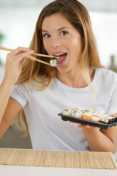 Μια Νεαρή Γυναίκα Τρώει Σούσι — Φωτογραφία Αρχείου