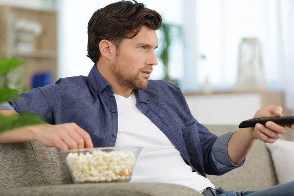 Uomo Concentrato Con Telecomando Uomo Con Popcorn — Foto Stock