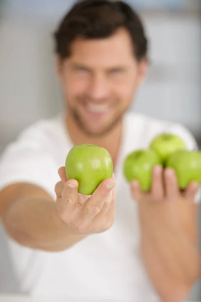 Man Wants Make Apple Juice — Stock Photo, Image