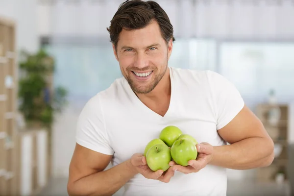 Schöner Mann Mit Äpfeln — Stockfoto