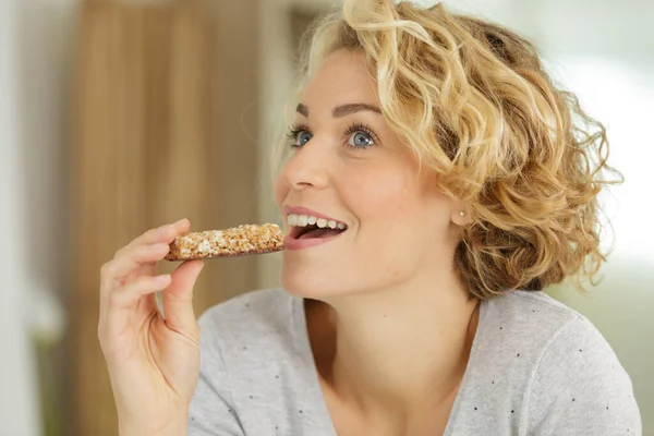 Mujer Comiendo Barra Cereal Grano —  Fotos de Stock