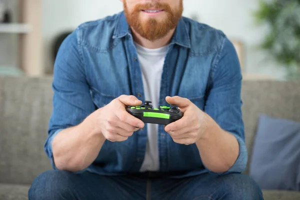 Porträt Eines Lächelnden Mannes Der Videospiele Spielt — Stockfoto