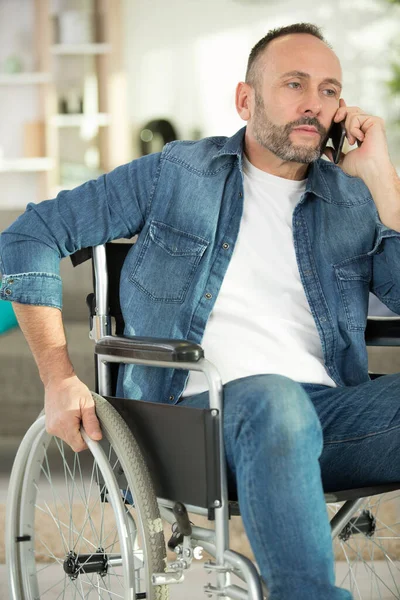 Niepełnosprawny Mężczyzna Pracujący Domu — Zdjęcie stockowe