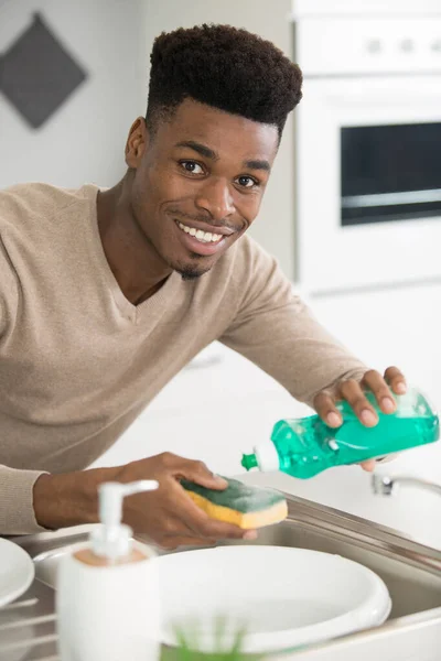 Bulaşık Deterjanı Fışkırtan Genç Bir Adam — Stok fotoğraf