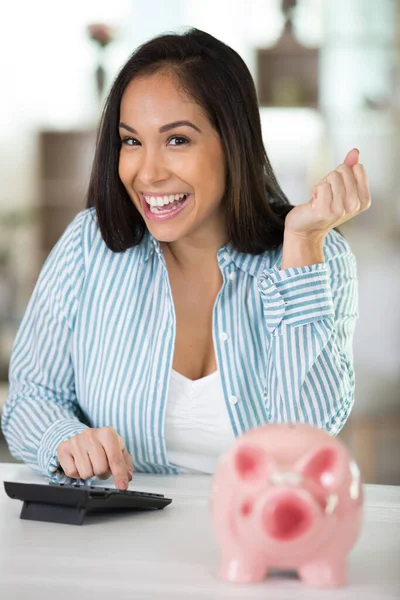 Lycklig Kvinna Med Spargris Bank Och Miniräknare — Stockfoto