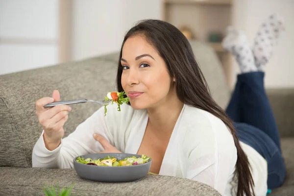 Bela Mulher Desfrutando Uma Salada Sua Sala Estar — Fotografia de Stock