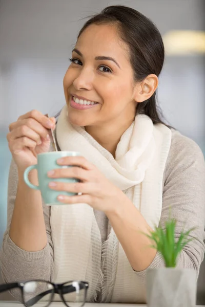 아름다운 여인이 커피를 행복하게 마신다 — 스톡 사진