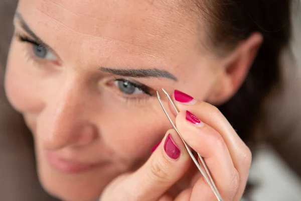 Woman Plucking Her Eyebrows Tweezer — Stock Photo, Image
