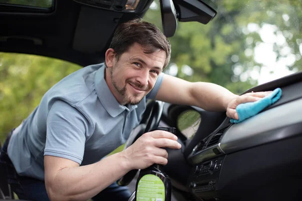 Άνθρωπος Ύφασμα Μικροϊνών Που Καθαρίζει Αυτοκίνητο — Φωτογραφία Αρχείου