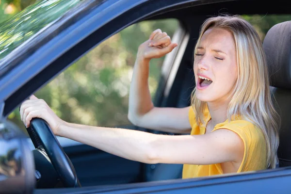 Όμορφη Θυμωμένη Γυναίκα Κορνάρουν Στο Αυτοκίνητό Της — Φωτογραφία Αρχείου