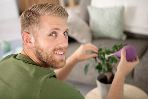 自宅で植物を散水男 — ストック写真