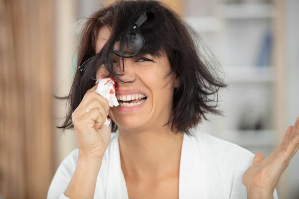 Mujer Joven Con Hemorragia Nasal Aterrorizada —  Fotos de Stock